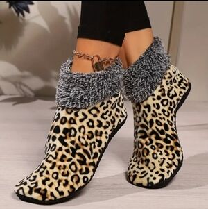 Cozy Leopard print Fuzzy Trim Anti-Slip Thermal Slipper Socks